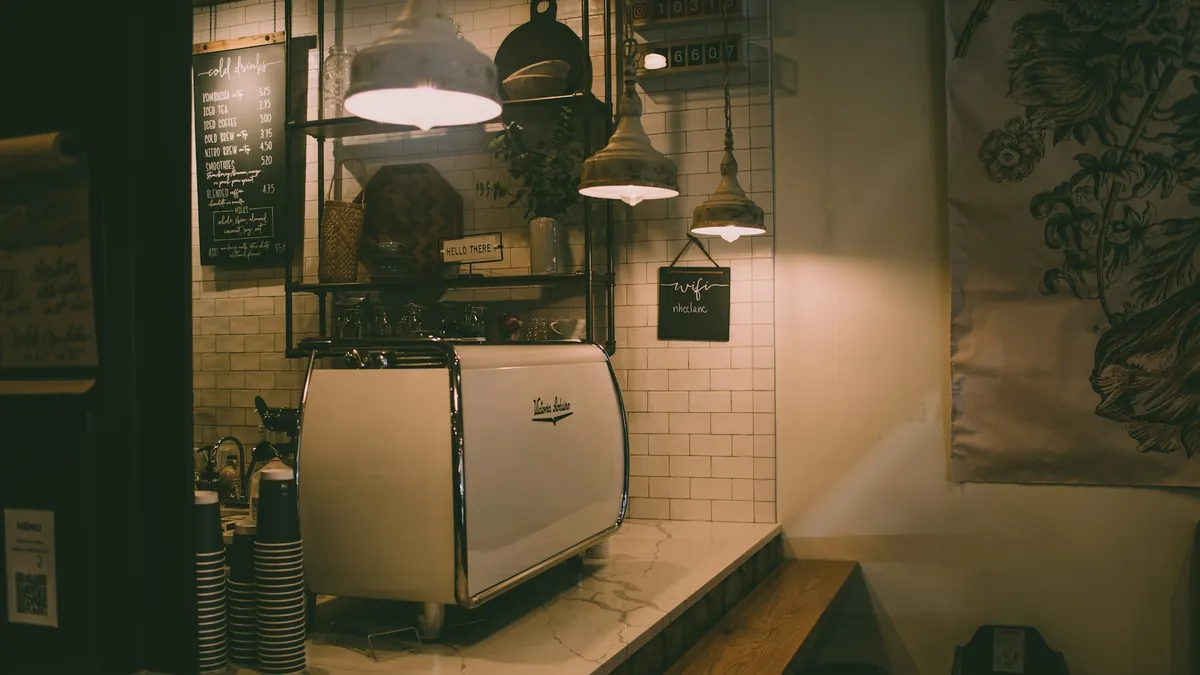 Interior kafe dengan jendela besar dan cahaya alami