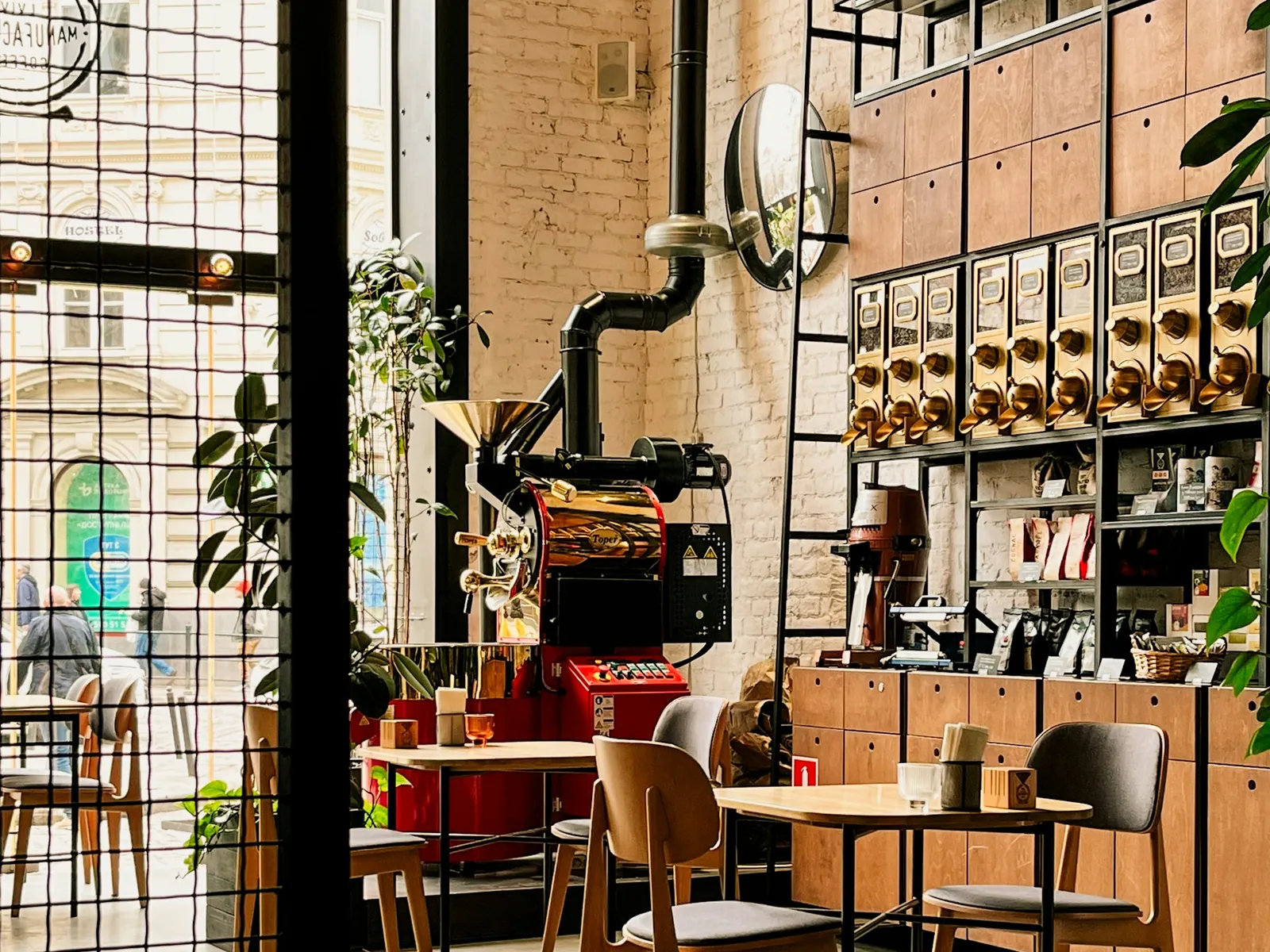 Ruang kafe dengan perabot kayu dan cahaya hangat dari jendela