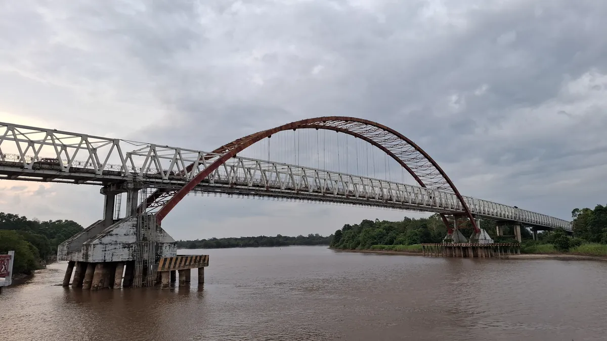 Jembatan Kahayan yang melintasi Sungai Kahayan di Palangka Raya
